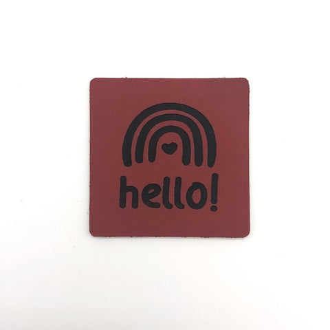 Label "Hello" mit Regenbogen zum Annähen - Stolz aus Holz
