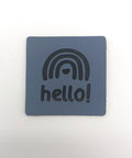 Label "Hello" mit Regenbogen zum Annähen - Stolz aus Holz